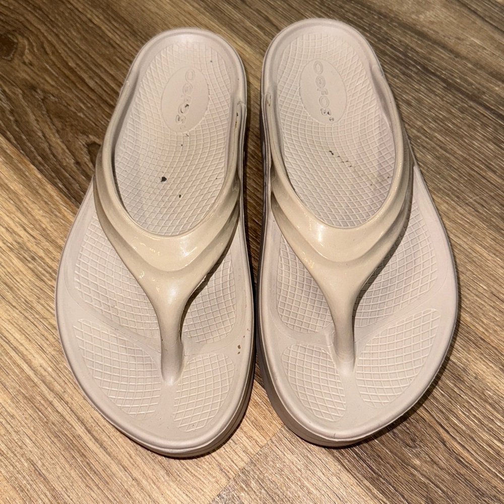 Oofos tan sandals size women’s 8 - Picture 2 of 8